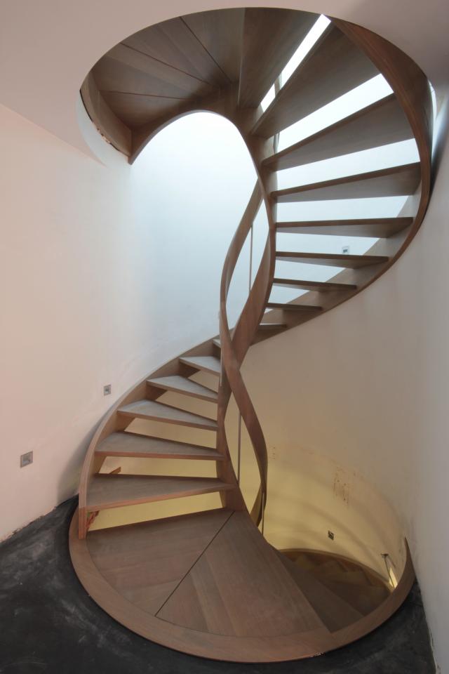escalier hélicoïdal avec noyau de 40 cm de diamètre bruxelles. teinté en gris/brun, palier d'intermédiaire en forme de trapèze