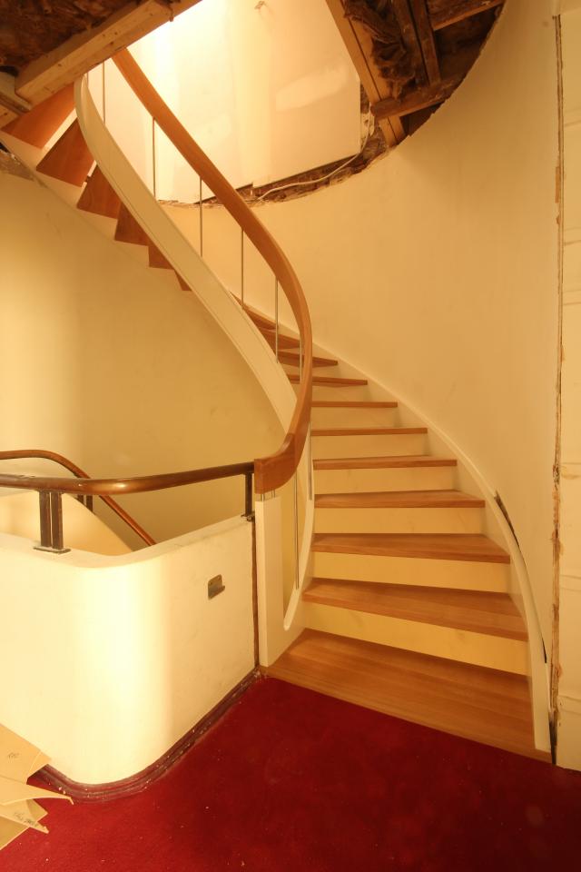 escalier tournant contemporain avec limons cintrés (lamellé collé). escalier lamellé collé cottage