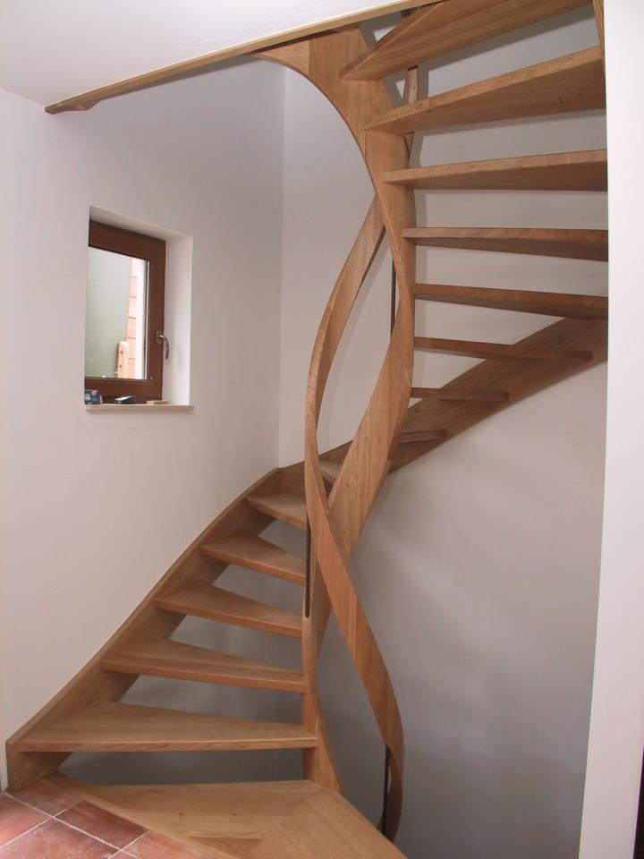 escalier en colimaçon avec noyau rond et extérieur carré