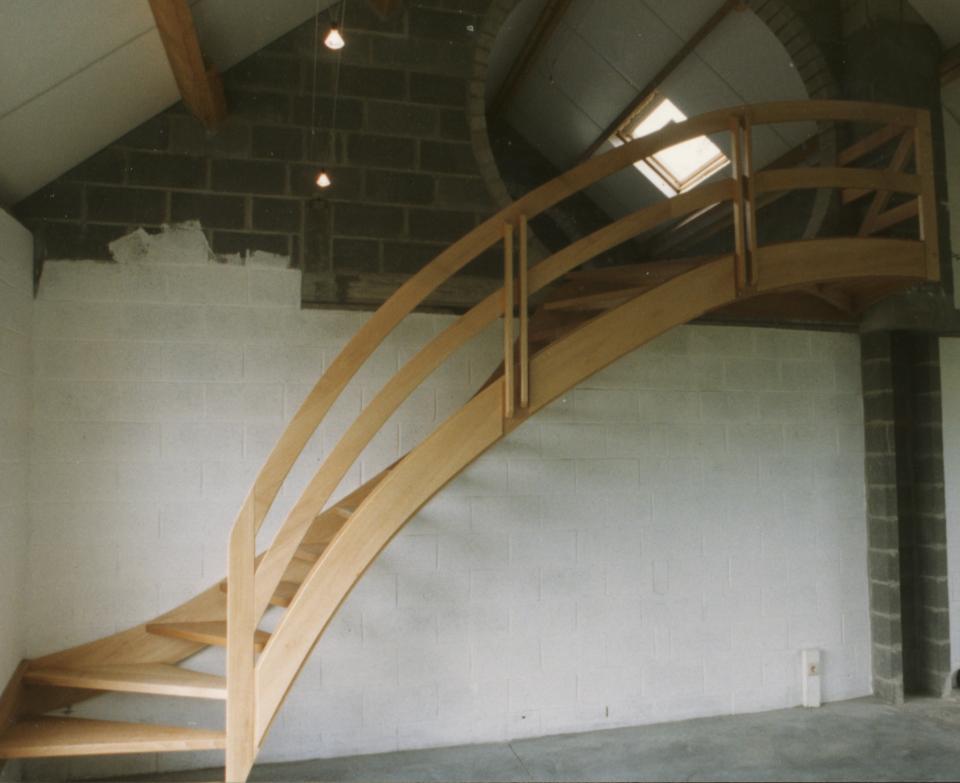 escalier en bois balancé contemporain en forme de S hainaut. escalier à claire voie, rampes rectangulaires et poteaux intermédiaires