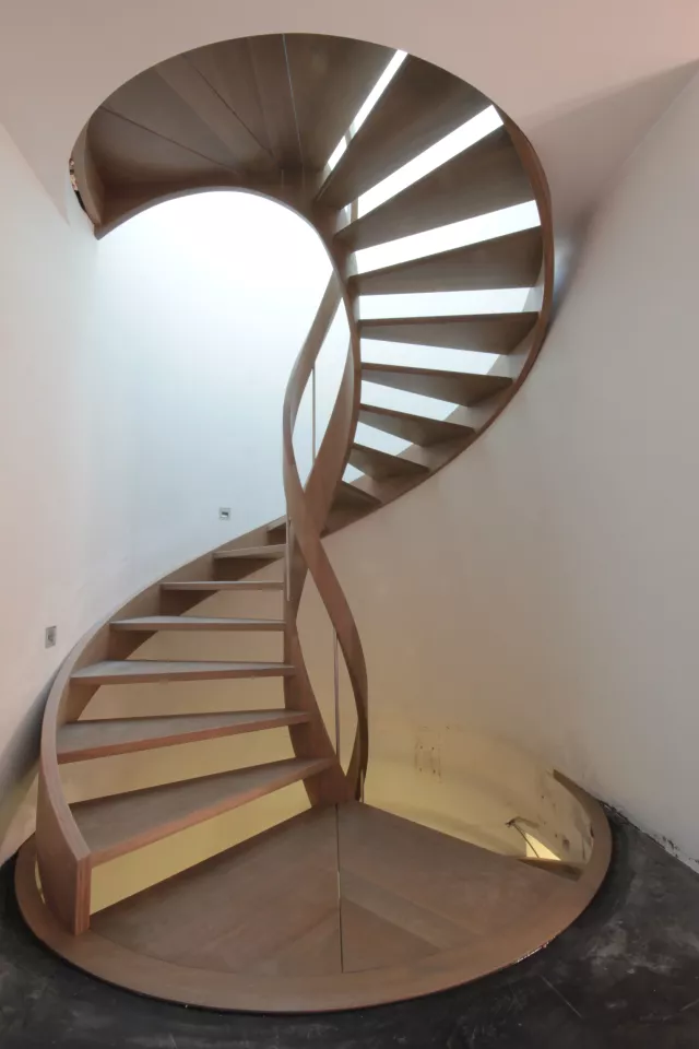 escalier hélicoïdal en bois avec extérieur rond bruxelles. palier de repos en forme de trapèze