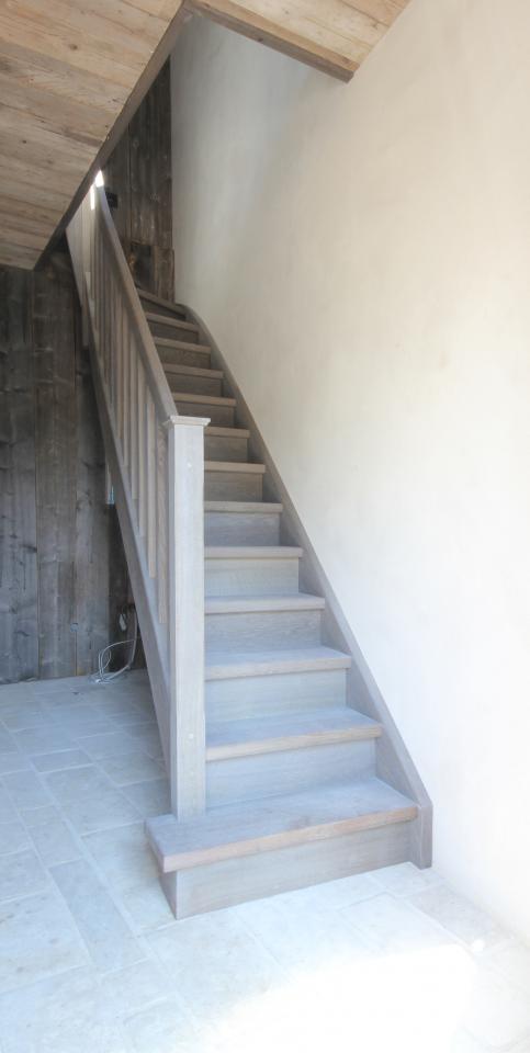 escalier balancé classique simple en bois sur mesure. escalier à contre marches, colonne droite et fuseaux plats. Teinté et verni au sulfate de fer